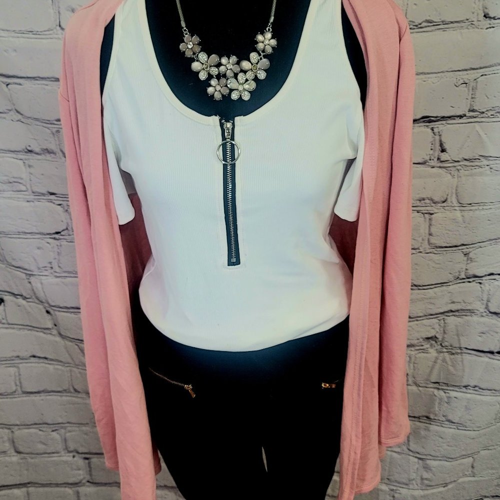 🩷Beautiful pink cover up for any blouse.